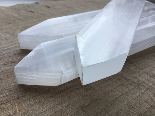 Selenite Charging Plate – Cleanse Crystals & Recharge Energy with Healing Stone Lore