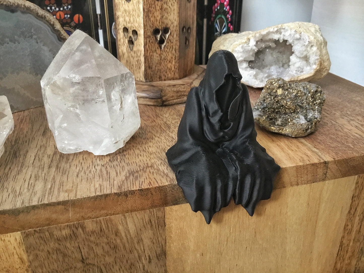 Sitting Ghost Figurine – Spooky-Cute 3D Decor for Shelves & Desks